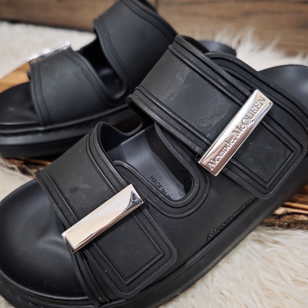 LAST CHANCE Alexander McQueen Embossed Black Sandals - Picture 2 of 6